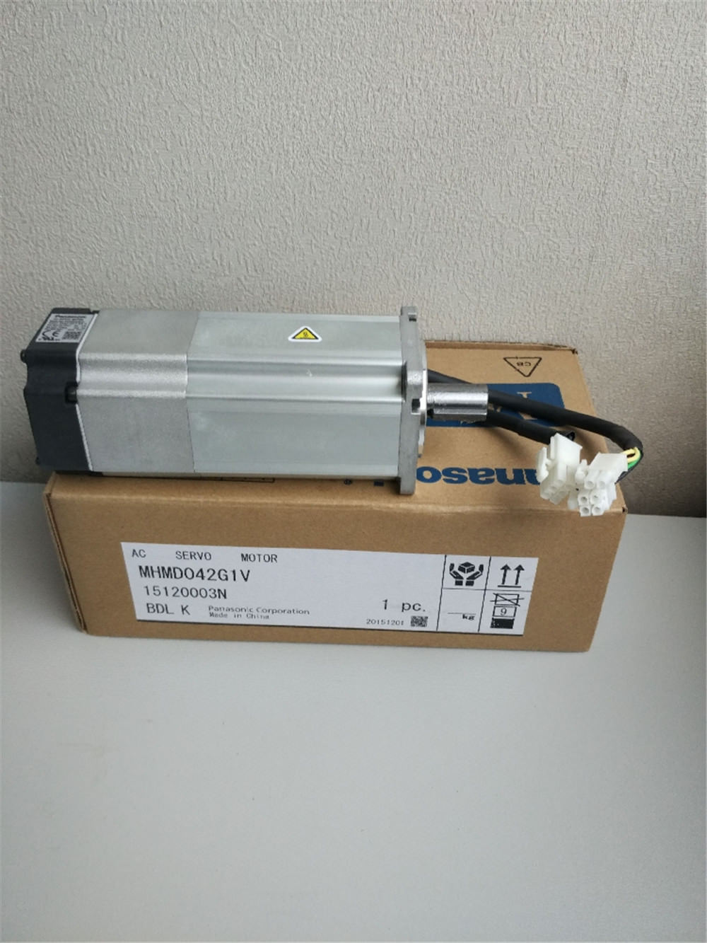 Original New PANASONIC AC servo motor MHMD042G1V in box Original New PANASONIC AC servo motor MHMD042G1V in box