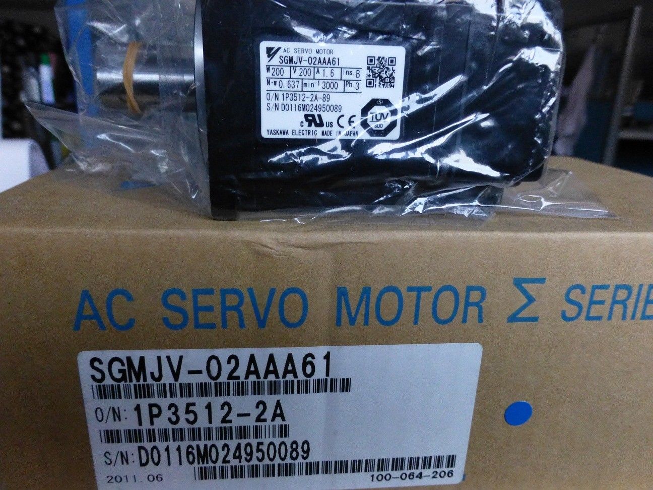 NEW YASKAWA SERVO MOTOR 200V 3PH 200W SGMJV-02AAA61 IN BOX NEW YASKAWA SERVO MOTOR 200V 3PH 200W SGMJV-02AAA61 IN BOX